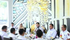 Wali Kota Padang Fadly Amran saat memimpin rapat internal bersama jajaran Organisasi Perangkat Daerah (OPD) terkait dan camat se-Kota Padang.(poto: padangkita.com).