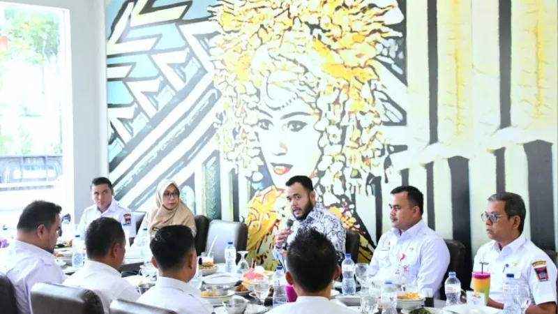 Wali Kota Padang Fadly Amran saat memimpin rapat internal bersama jajaran Organisasi Perangkat Daerah (OPD) terkait dan camat se-Kota Padang.(poto: padangkita.com).