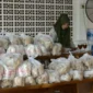 Ribuan nasi bungkus disiapkan Pemko Padang untuk dilasurkan kepada warga terdampak banjir. (poto: padangkita.com)