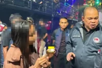 Tim gabungan pemberantasan narkoba memeriksa pengunjung salah satu tempat hiburan malam di kota Padang.(poto: padangkita.com).