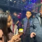 Tim gabungan pemberantasan narkoba memeriksa pengunjung salah satu tempat hiburan malam di kota Padang.(poto: padangkita.com).