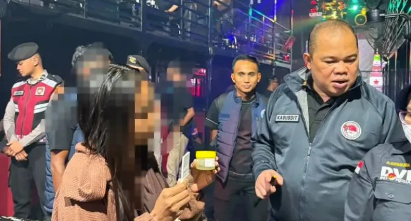 Tim gabungan pemberantasan narkoba memeriksa pengunjung salah satu tempat hiburan malam di kota Padang.(poto: padangkita.com).