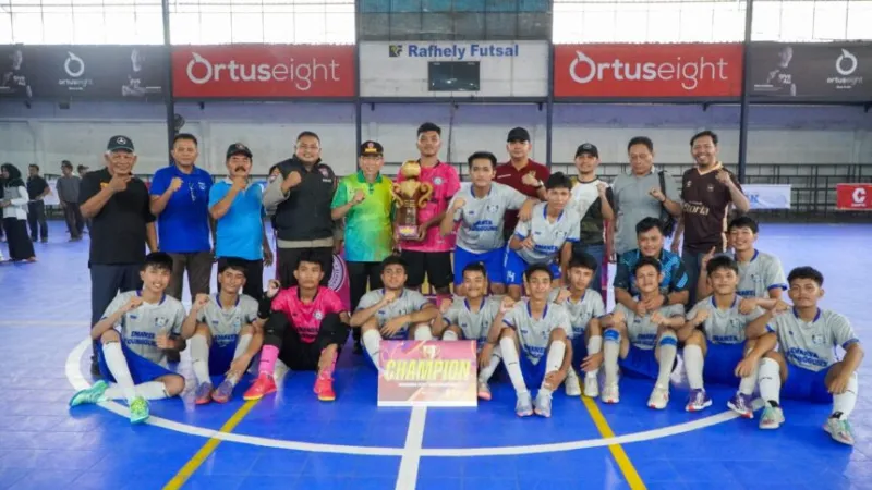 Wakil Wali Kota Padang, Maigus Nasir, secara resmi menutup ajang bergengsi Infosumbar Futsal Championship (ISFC) 2026.(poto: padangkita.com).