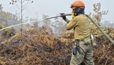 Pemadaman kebakaran hutan dan lahan di Riau.(poto: padangkita.com).