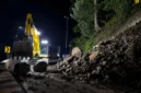 Kementerian PU melalui tim BPJN Sumbar bergerak cepat membersihkan longsor yang menimbun badan Jalan Nasional di Lembah Anai.(poto: padangkita.com).