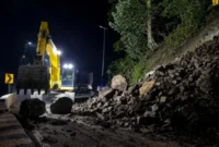 Kementerian PU melalui tim BPJN Sumbar bergerak cepat membersihkan longsor yang menimbun badan Jalan Nasional di Lembah Anai.(poto: padangkita.com).