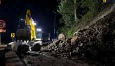 Kementerian PU melalui tim BPJN Sumbar bergerak cepat membersihkan longsor yang menimbun badan Jalan Nasional di Lembah Anai.(poto: padangkita.com).