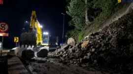 Kementerian PU melalui tim BPJN Sumbar bergerak cepat membersihkan longsor yang menimbun badan Jalan Nasional di Lembah Anai.(poto: padangkita.com).