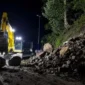 Kementerian PU melalui tim BPJN Sumbar bergerak cepat membersihkan longsor yang menimbun badan Jalan Nasional di Lembah Anai.(poto: padangkita.com).