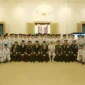 Gubernur Sumbar Mahyeldi Ansharulah bersama Paskibraka 2026 usai upacara pengukuhan.(poto: padangkita.com).