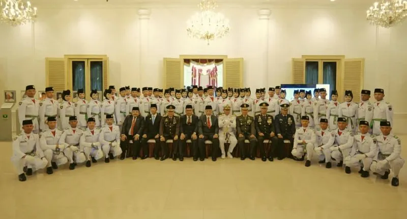 Gubernur Sumbar Mahyeldi Ansharulah bersama Paskibraka 2026 usai upacara pengukuhan.(poto: padangkita.com).