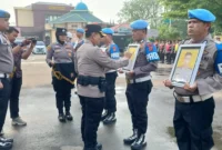 Kapolresta Padang Kombes Pol Apri Wibowo memimpin langsung upacara pemecatan tersebut di halaman Mapolresta Padang pada Jumat (14/8/2026).(poto: radarsumbar.com).
