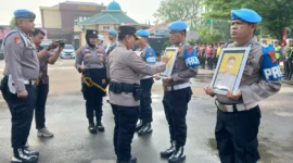 Kapolresta Padang Kombes Pol Apri Wibowo memimpin langsung upacara pemecatan tersebut di halaman Mapolresta Padang pada Jumat (14/8/2026).(poto: radarsumbar.com).