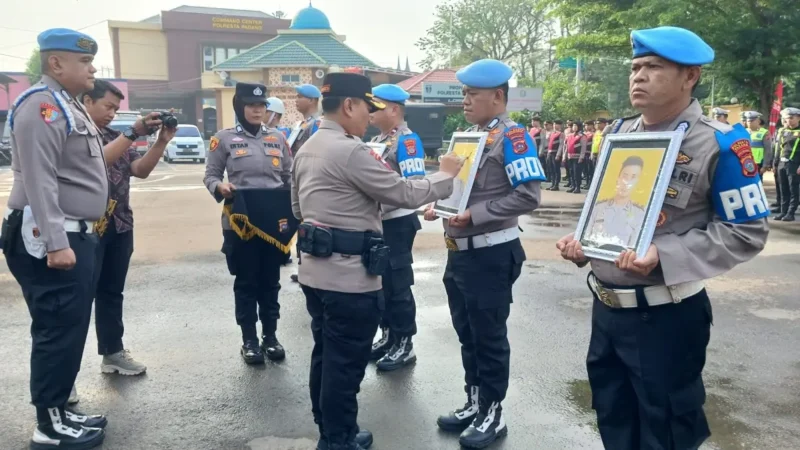 Kapolresta Padang Kombes Pol Apri Wibowo memimpin langsung upacara pemecatan tersebut di halaman Mapolresta Padang pada Jumat (14/8/2026).(poto: radarsumbar.com).