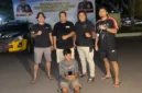 Tim Klewang Satreskrim Polresta Padang meringkus seorang pria berinisial T (46) akibat dugaan tindak pidana pencurian modus tuduhan mesum.(poto: radarsumbar.com).
