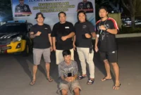 Tim Klewang Satreskrim Polresta Padang meringkus seorang pria berinisial T (46) akibat dugaan tindak pidana pencurian modus tuduhan mesum.(poto: radarsumbar.com).