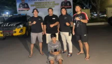 Tim Klewang Satreskrim Polresta Padang meringkus seorang pria berinisial T (46) akibat dugaan tindak pidana pencurian modus tuduhan mesum.(poto: radarsumbar.com).