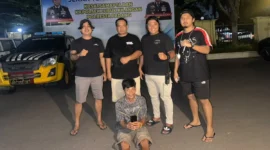 Tim Klewang Satreskrim Polresta Padang meringkus seorang pria berinisial T (46) akibat dugaan tindak pidana pencurian modus tuduhan mesum.(poto: radarsumbar.com).