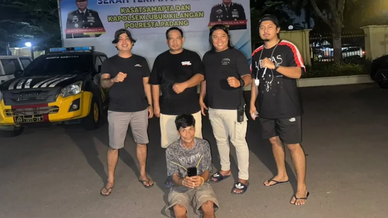 Tim Klewang Satreskrim Polresta Padang meringkus seorang pria berinisial T (46) akibat dugaan tindak pidana pencurian modus tuduhan mesum.(poto: radarsumbar.com).