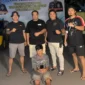 Tim Klewang Satreskrim Polresta Padang meringkus seorang pria berinisial T (46) akibat dugaan tindak pidana pencurian modus tuduhan mesum.(poto: radarsumbar.com).