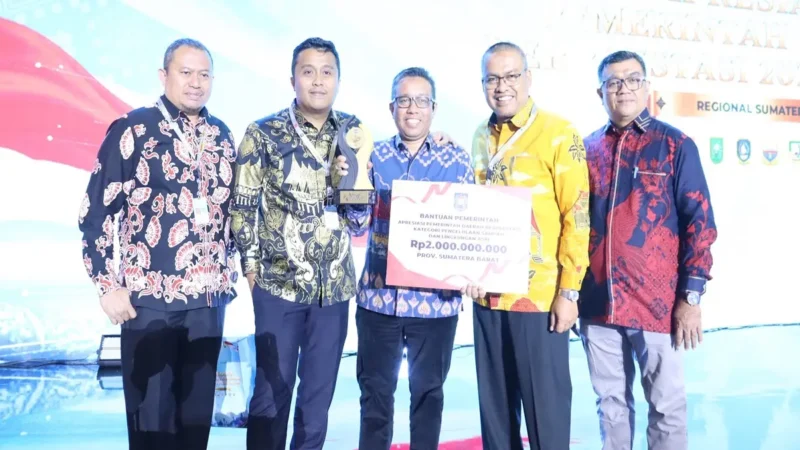 Pemprov Sumbar raih penghargaan Kemendagri 2026 dan insentif Rp3,5 miliar atas capaian pengelolaan lingkungan serta pendidikan di Sumatera.(poto: radarsumbar.com).