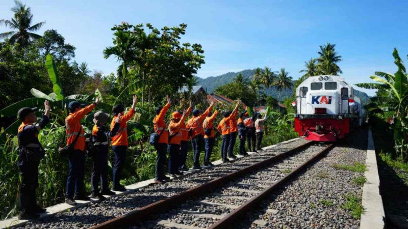 Masyarakat Sumatera Barat memanfaatkan layanan kereta api Sumbar secara masif selama momentum peringatan HUT ke-81 Kemerdekaan Republik Indonesia.(poto: radarsumbar.com).