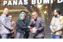 Sekdaprov Sumbar Arry Yuswandi mewakili Gubernur menerima penghargaan Pemprov Pendukung Investasi Panas Bumi dari Kementerian ESDM.(poto: padangkita.com).