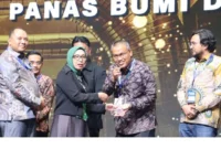 Sekdaprov Sumbar Arry Yuswandi mewakili Gubernur menerima penghargaan Pemprov Pendukung Investasi Panas Bumi dari Kementerian ESDM.(poto: padangkita.com).