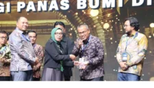 Sekdaprov Sumbar Arry Yuswandi mewakili Gubernur menerima penghargaan Pemprov Pendukung Investasi Panas Bumi dari Kementerian ESDM.(poto: padangkita.com).