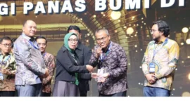 Sekdaprov Sumbar Arry Yuswandi mewakili Gubernur menerima penghargaan Pemprov Pendukung Investasi Panas Bumi dari Kementerian ESDM.(poto: padangkita.com).