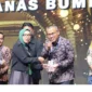 Sekdaprov Sumbar Arry Yuswandi mewakili Gubernur menerima penghargaan Pemprov Pendukung Investasi Panas Bumi dari Kementerian ESDM.(poto: padangkita.com).