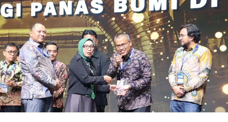 Sekdaprov Sumbar Arry Yuswandi mewakili Gubernur menerima penghargaan Pemprov Pendukung Investasi Panas Bumi dari Kementerian ESDM.(poto: padangkita.com).