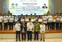 Gubernur Sumatera Barat Mahyeldi Ansharullah menyerahkan sertifikat warisan budaya takbenda sumbar kepada 16 pemerintah kabupaten dan kota di Aula Kantor Gubernur Sumbar pada Jumat (28/8/2026).(poto: padangkita.com).