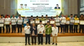 Gubernur Sumatera Barat Mahyeldi Ansharullah menyerahkan sertifikat warisan budaya takbenda sumbar kepada 16 pemerintah kabupaten dan kota di Aula Kantor Gubernur Sumbar pada Jumat (28/8/2026).(poto: padangkita.com).