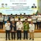 Gubernur Sumatera Barat Mahyeldi Ansharullah menyerahkan sertifikat warisan budaya takbenda sumbar kepada 16 pemerintah kabupaten dan kota di Aula Kantor Gubernur Sumbar pada Jumat (28/8/2026).(poto: padangkita.com).