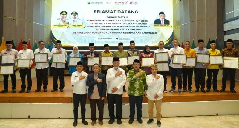 Gubernur Sumatera Barat Mahyeldi Ansharullah menyerahkan sertifikat warisan budaya takbenda sumbar kepada 16 pemerintah kabupaten dan kota di Aula Kantor Gubernur Sumbar pada Jumat (28/8/2026).(poto: padangkita.com).