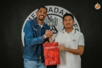 Striker Asal Brasil Junior Batista diperkenalkan manajmene Semen Padang FC.(poto: padangkita.com).