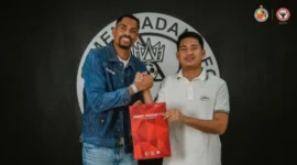 Striker Asal Brasil Junior Batista diperkenalkan manajmene Semen Padang FC.(poto: padangkita.com).