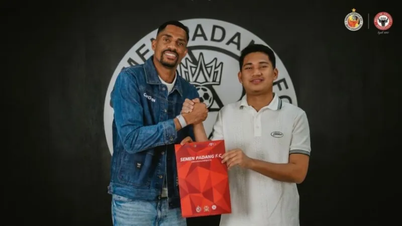 Striker Asal Brasil Junior Batista diperkenalkan manajmene Semen Padang FC.(poto: padangkita.com).