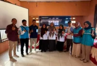 Petugas mendatangi Kantor Wali Nagari Sungai Nanam, Kabupaten Solok, untuk memberikan pemahaman mengenai potensi bahaya kelistrikan.(poto: radarsumbar.com).