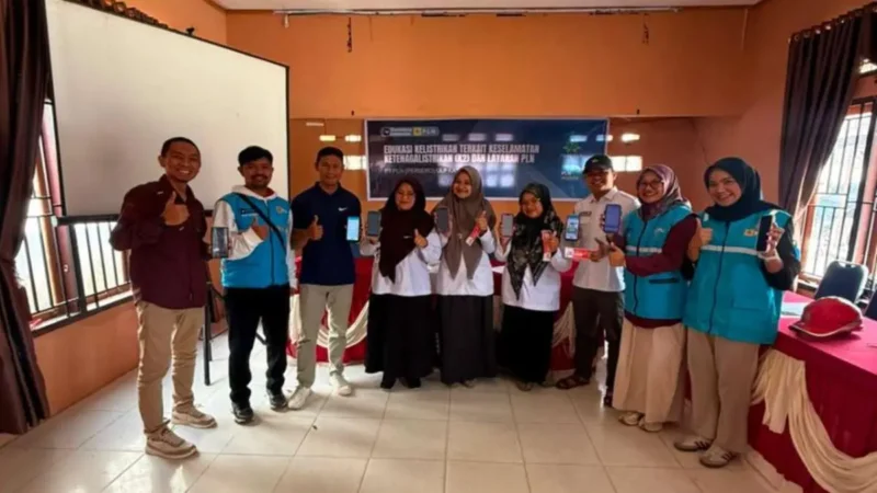 Petugas mendatangi Kantor Wali Nagari Sungai Nanam, Kabupaten Solok, untuk memberikan pemahaman mengenai potensi bahaya kelistrikan.(poto: radarsumbar.com).