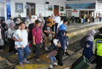 KAI Divre II Sumbar melayani 8.181 penumpang saat libur Maulid Nabi. KA Pariaman Ekspres jadi favorit.(poto: radarsumbar.com).