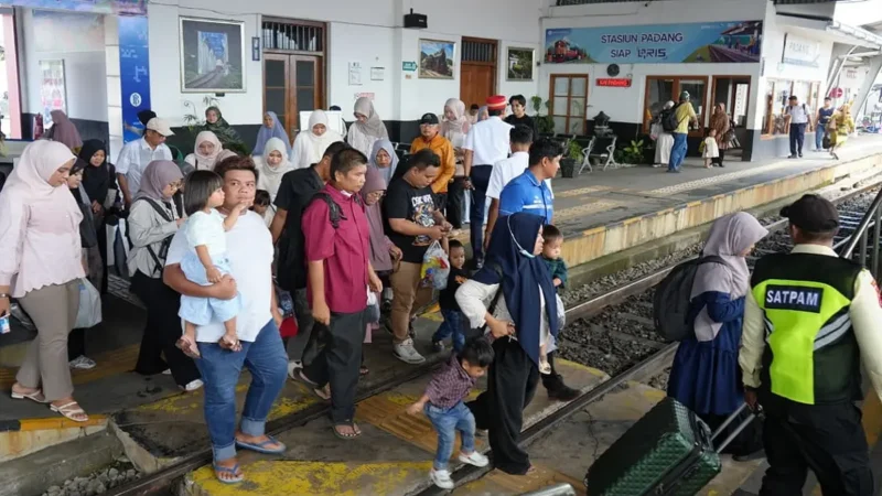 KAI Divre II Sumbar melayani 8.181 penumpang saat libur Maulid Nabi. KA Pariaman Ekspres jadi favorit.(poto: radarsumbar.com).