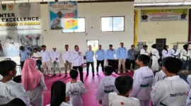 Ketua Umum Pengkot TI Kota Padang, Mursalim membuka Ujian Kenaikan Tingkat (UKT) Geup 2 Taekwondo Indonesia (TI) Kota Padang Tahun 2026.(poto: padangkita.com).