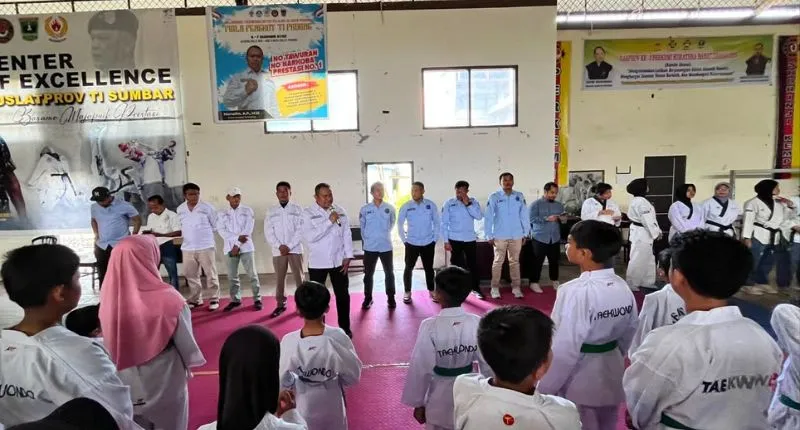Ketua Umum Pengkot TI Kota Padang, Mursalim membuka Ujian Kenaikan Tingkat (UKT) Geup 2 Taekwondo Indonesia (TI) Kota Padang Tahun 2026.(poto: padangkita.com).