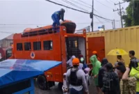 TIm BPBD Sumbar menyiagakan perahu karet untuk mengavakuasi warga yang butuh bantuan karena terjebak banjir.(poto: padangkita.com).