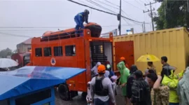 TIm BPBD Sumbar menyiagakan perahu karet untuk mengavakuasi warga yang butuh bantuan karena terjebak banjir.(poto: padangkita.com).
