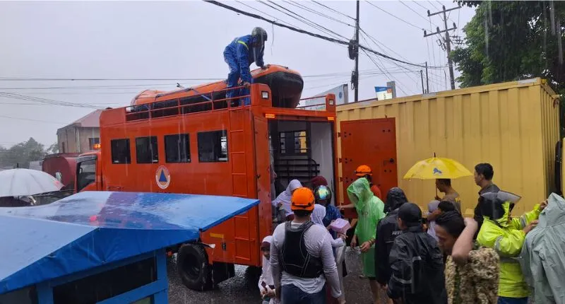 TIm BPBD Sumbar menyiagakan perahu karet untuk mengavakuasi warga yang butuh bantuan karena terjebak banjir.(poto: padangkita.com).