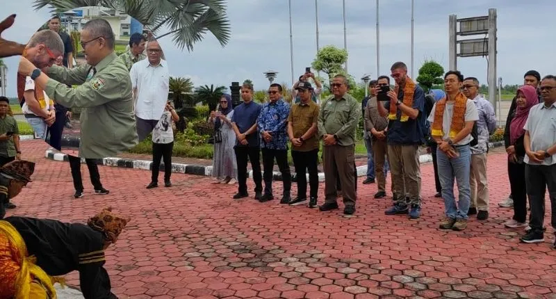 Sekretaris Daerah (Sekda) Provinsi Sumbar, Arry Yuswandi, menyambut kedatangan Tim Evaluator UNESCO.(poto: padangkita.com).