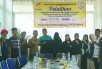 Tim PkM Universitas Putra Indonesia “YPTK” Padang bersama mitra setelah pelaksanaan rangkaian pelatihan dan pendampingan kelompok IRT Papan Bunga Kota Pariaman.(poto: padangkita.com).